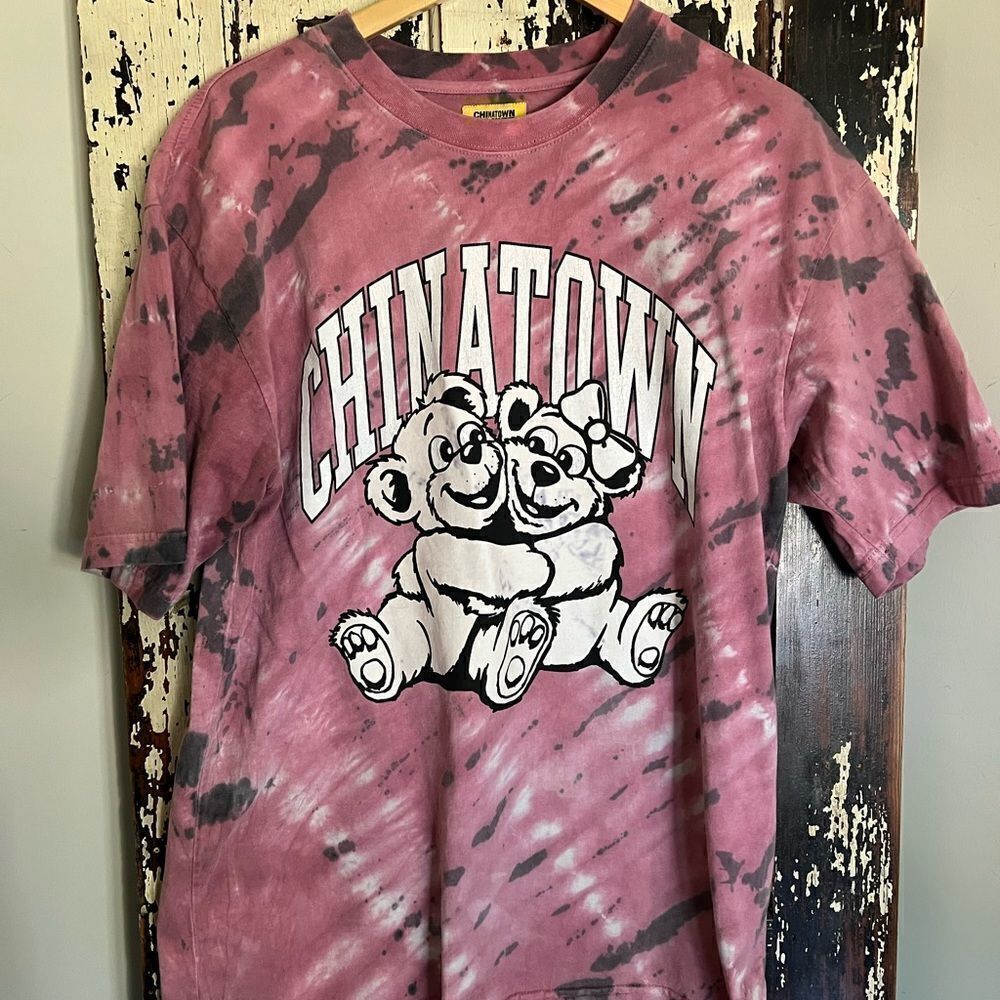 Men’s Chinatown Market tie dye Bear T-shirt. Size XL